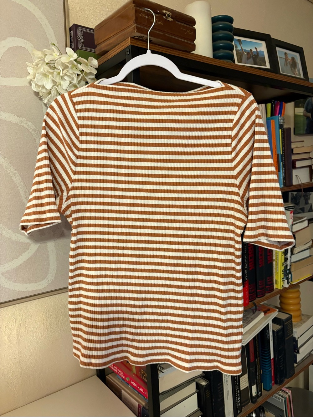 Old Navy White and Brown Striped Ribbed Short Sleeve Top